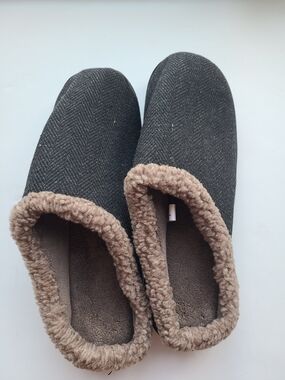 Cozy Men's Gray Slip-On Slippers with Brown Sherpa Lining